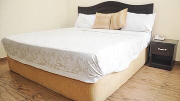 Escritorio, espacio para trabajar con laptop y ropa de cama