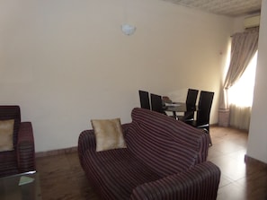 Escritorio, espacio para trabajar con laptop y ropa de cama 