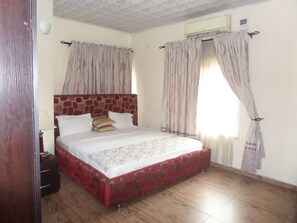 書桌、手提電腦工作空間、床單