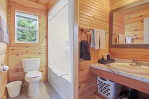 Luxury Cottage, 3 Bedrooms | Bathroom | Free toiletries, hair dryer, towels