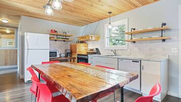 Luxury Cottage, 3 Bedrooms | Living area | 39-inch LCD TV with cable channels, TV