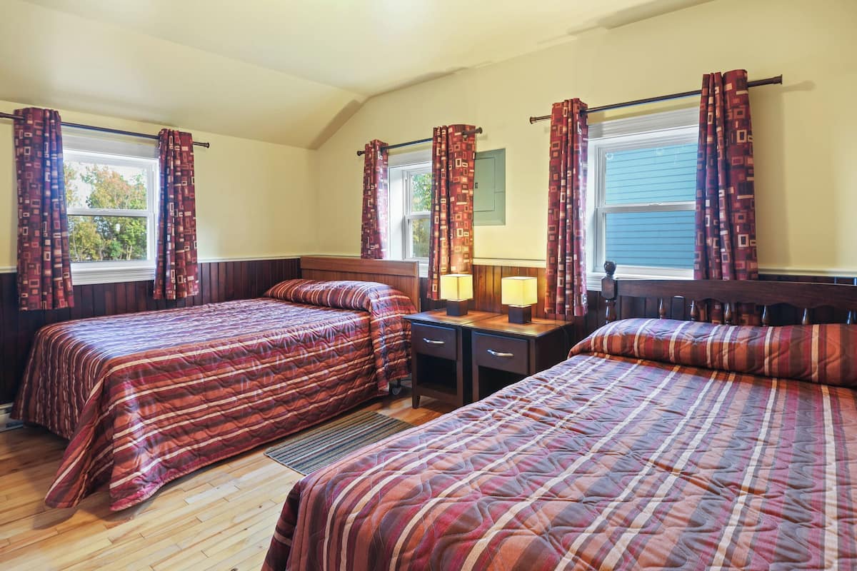 Deluxe Cottage, 2 Bedrooms | 2 bedrooms, individually decorated, individually furnished