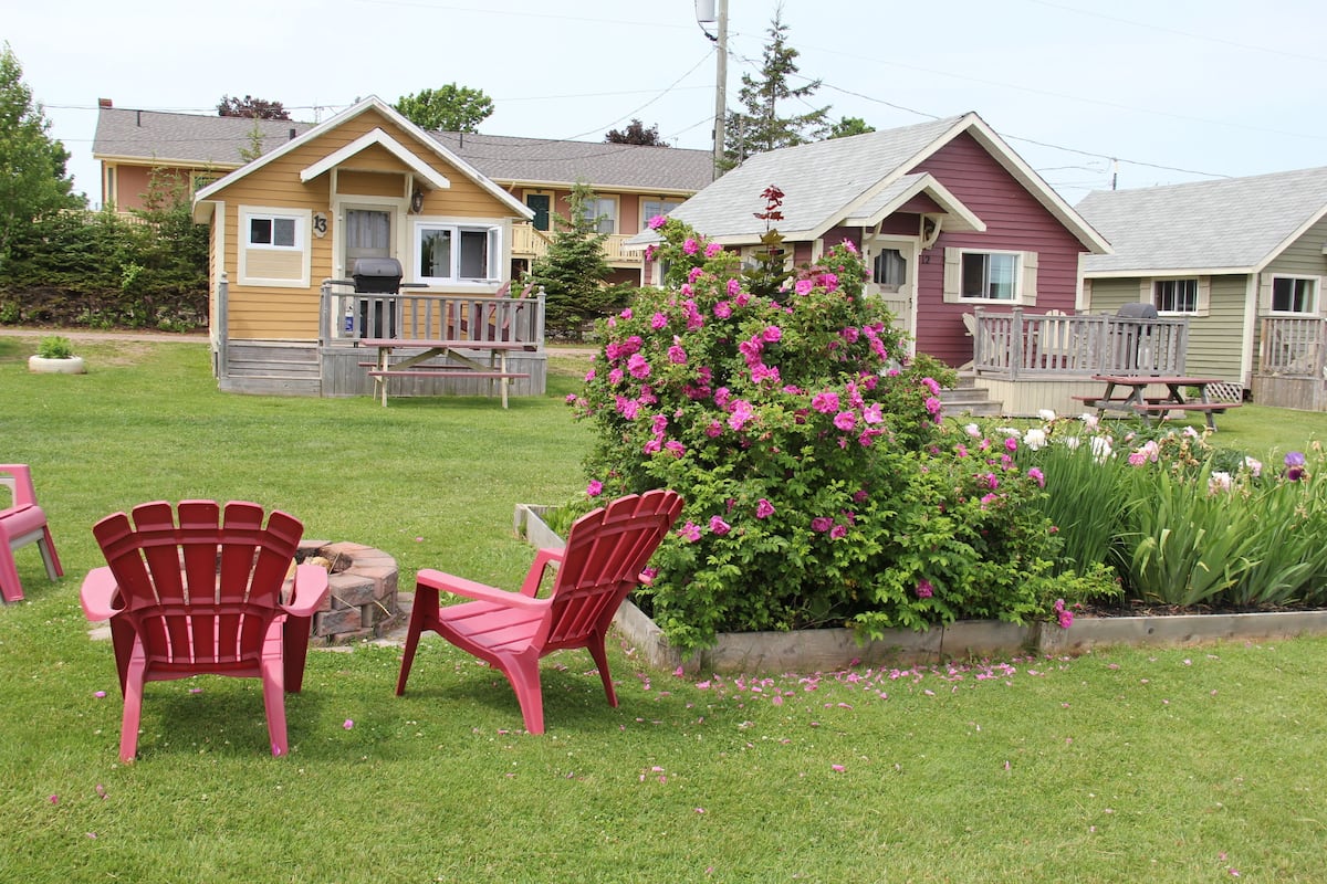 Basic Cottage, 1 Double Bed | 2 bedrooms, individually decorated, individually furnished