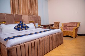 Desk, laptop workspace, iron/ironing board, free WiFi - The Okaseni Lodge (Arusha)