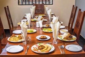 2 restaurants, breakfast, lunch, dinner served; international cuisine 