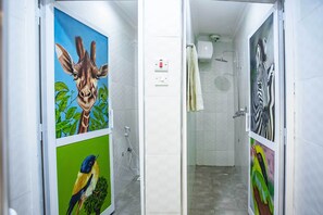 Habitació amb dos llits individuals | Bany | Dutxa, articles de tocador gratuïts, sabatilles i tovalloles