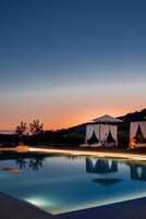 Una piscina al aire libre de temporada