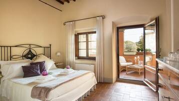 Minibar, in-room safe, free WiFi, bed sheets