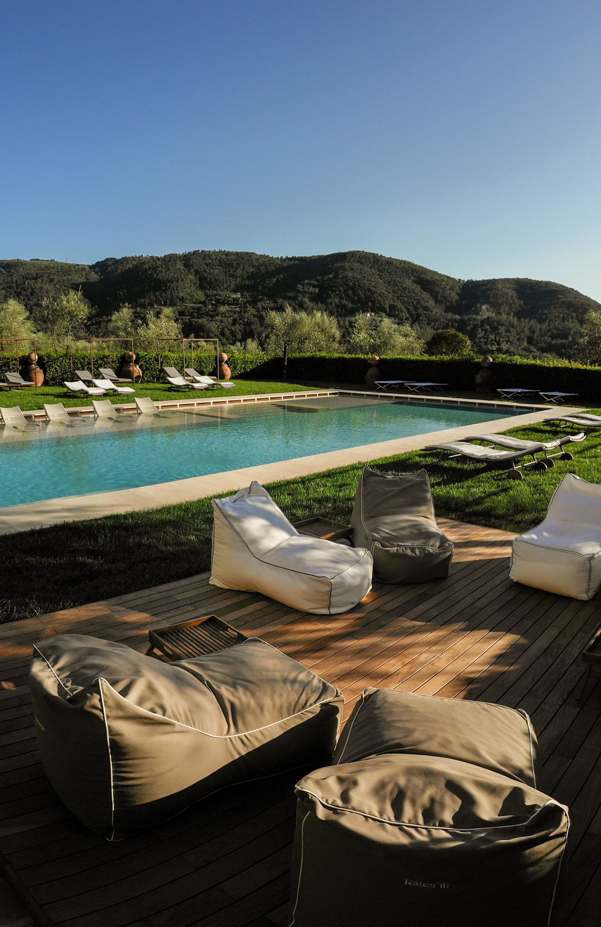 Una piscina al aire libre de temporada
