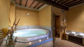 Espace de soins pour les couples, sauna, bain Ă remous, soins corporels