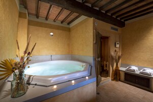 Salas de tratamiento para parejas, un sauna, una bañera de hidromasaje