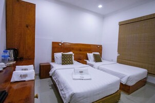 Ropa de cama de alta calidad y caja de seguridad en la habitación 