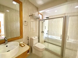 Luxury Δίκλινο Δωμάτιο (Double), 1 King Κρεβάτι | Μπάνιο | Ξεχωριστές μπανιέρες και ντουζιέρες