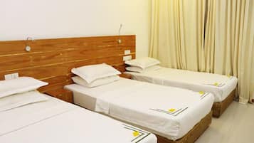 Deluxe háromágyas szoba | Prémium ágynemű, széf a szobában, íróasztal és vasaló/vasalódeszka