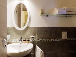 Studio, 1 Double Bed with Sofa bed | Bathroom