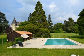 Piscine extérieure, chaises longues