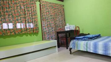 Quarto casal básico, 1 cama de casal, vista para o mar | Frigobar, escrivaninha, camas extras/dobráveis (sobretaxa)