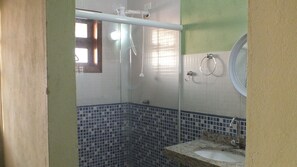 Quarto casal básico, 1 cama de casal, vista para o mar | Frigobar, escrivaninha, camas extras/dobráveis (sobretaxa)