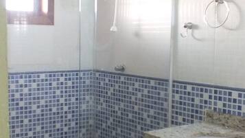 Quarto casal básico, 1 cama de casal, vista para o mar | Frigobar, escrivaninha, camas extras/dobráveis (sobretaxa)