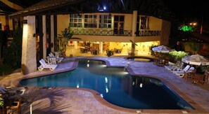 2 piscines extérieures