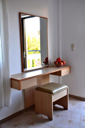 Studio | In-room safe, blackout drapes, free cribs/infant beds, rollaway beds - Angelos Studios (Kos)