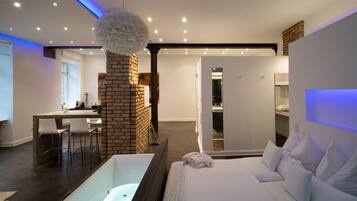Grand Superior Loft mit Inroom Whirlpool und Kochinsel | Hochwertige Bettwaren, Zimmersafe, individuell dekoriert