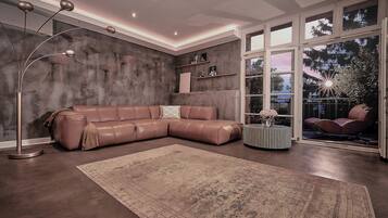 Grand Superior Loft mit Balkon, Wohn-/ Essbereich und Kochinsel | Hochwertige Bettwaren, Zimmersafe, individuell dekoriert