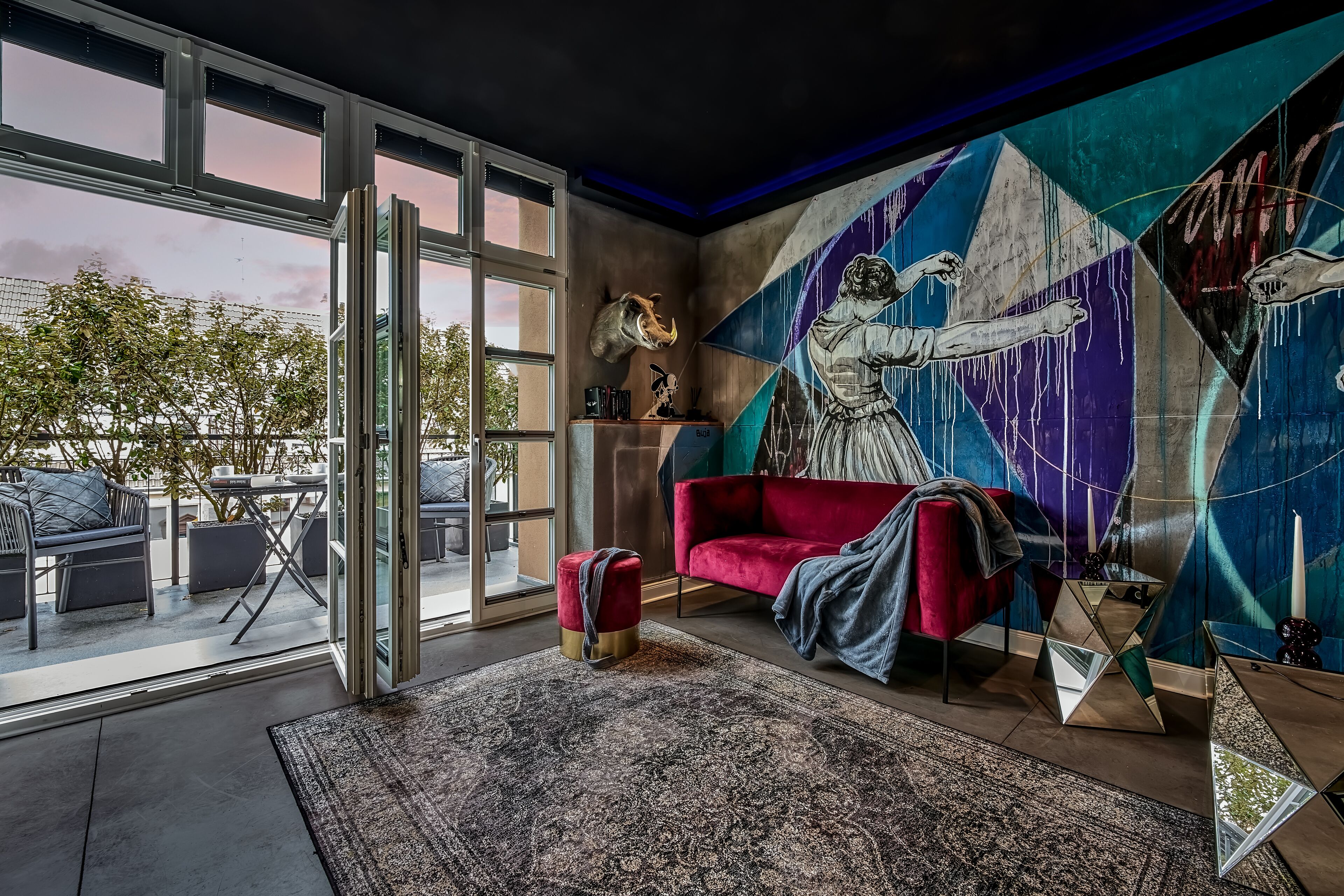 superior loft -black edition- 1 king-bett, balkon, stadtblick | premium bedding, in-room safe, individually decorated