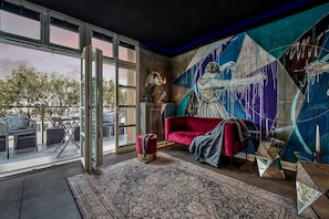Superior Loft -Black Edition- 1 King-Bett, Balkon, Stadtblick | Ylelliset vuodevaatteet, tallelokero huoneessa