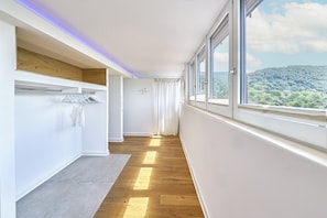 Royal Three-Bedroom Penthouse Residence | Premium bedding, in-room safe, blackout curtains, soundproofing - Boutique Suites and Residences Heidelberg – Alte Zigarrenmanufaktur (Heidelberg)