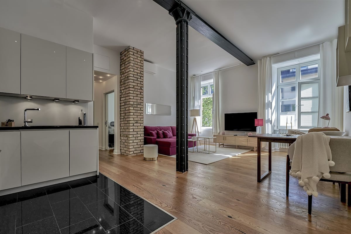 Serviced Apartment mit Wohn-/Essbereich und Küche | Eigene Küche | Großer Kühlschrank, Mikrowelle, Herdplatte, Geschirrspüler