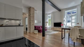 Apartamento Premium, cocina (Serviced, stair access only) | Cocina privada | Frigorífico grande, microondas, placa de cocina y lavavajillas