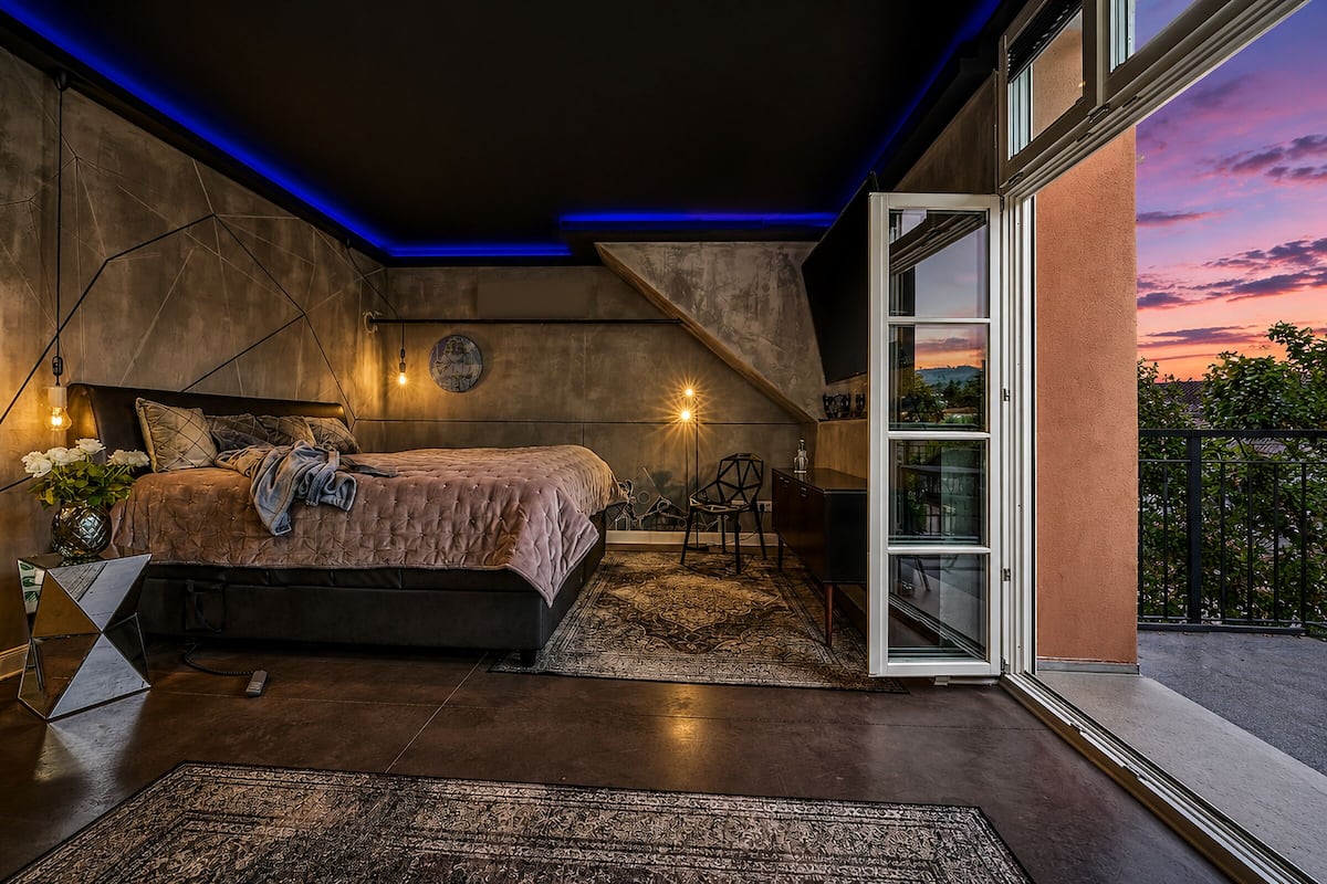 Executive Design Loft | Premium bedding, in-room safe, blackout curtains, soundproofing