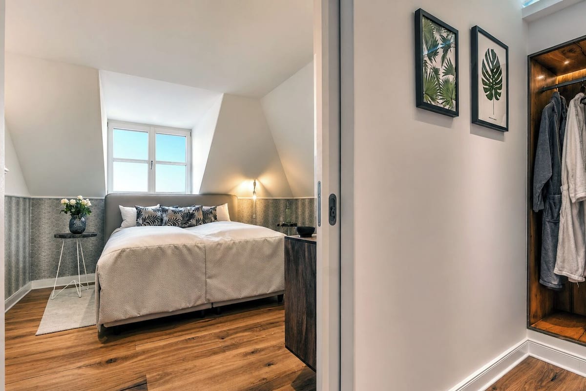 Executive Serviced Apartment | Premium bedding, in-room safe, blackout curtains, soundproofing