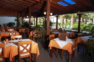 Se sirven cenas y cocina internacional