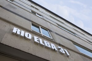 Fassade der Unterkunft – Abend/Nacht