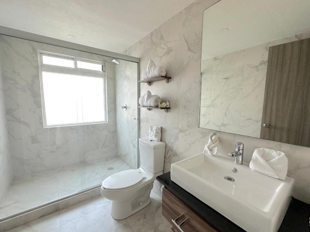 Suite Luxe, 2 chambres | Salle de bain | Douche, articles de toilette gratuits, sèche-cheveux