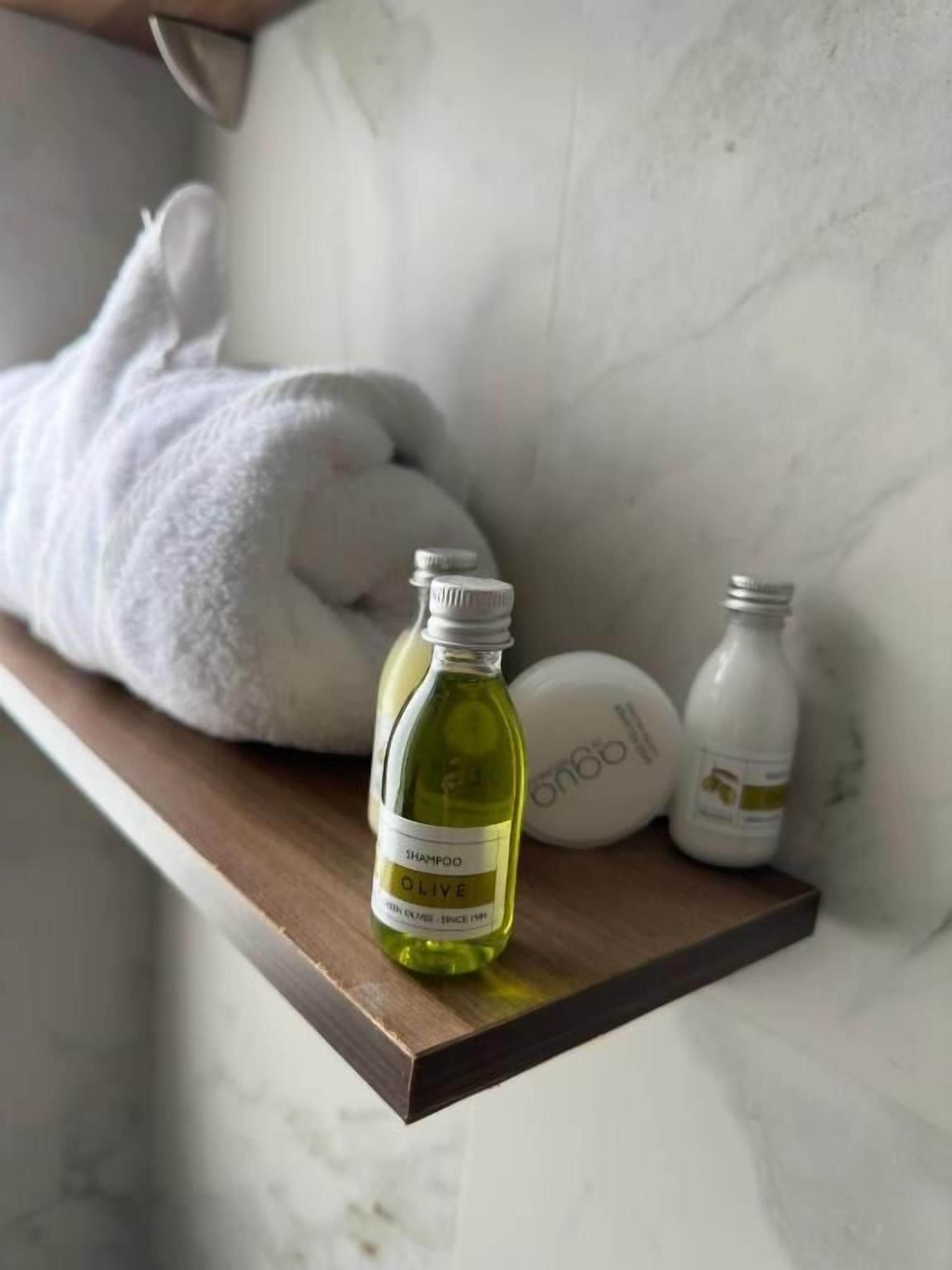 luxury suite, 2 bedrooms | bathroom | shower, free toiletries, hair dryer, towels