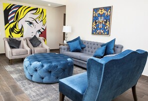 Luxe suite, 2 slaapkamers | Woonruimte | Een 50-inch flatscreentelevisie met kabelzenders en een televisie