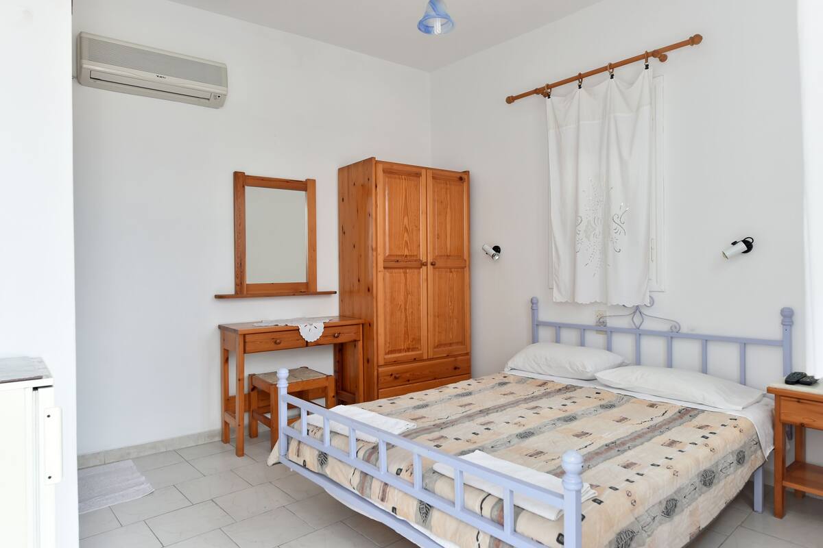 Minibar, tabla de planchar con plancha, wifi y ropa de cama 