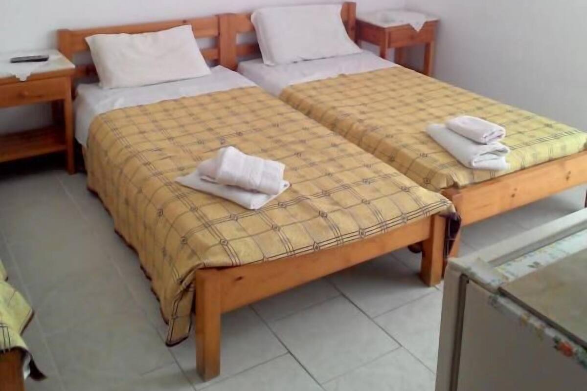 Minibar, tabla de planchar con plancha, wifi y ropa de cama 
