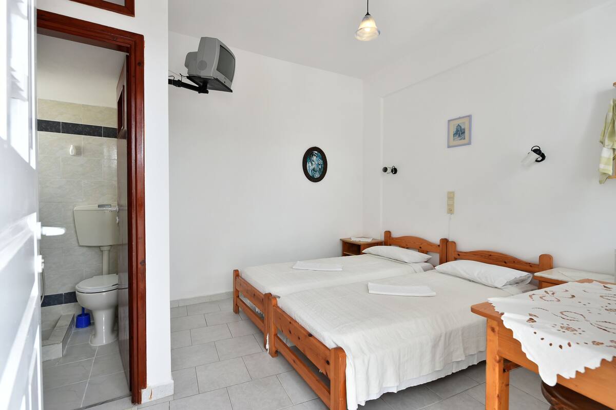 Minibar, tabla de planchar con plancha, wifi y ropa de cama 