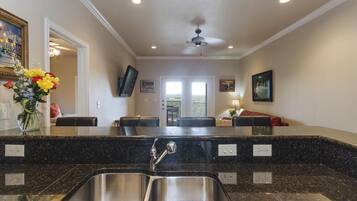 Leilighet, 2 bad, elveutsikt | Oppholdsområde | Flatskjerm-TV