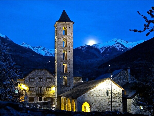 Front of property – evening/night - Hostal La Plaça (La Vall de Boi)