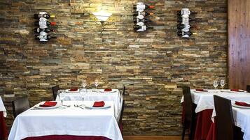Ofereix vistes al jardí i s'hi serveixen esmorzars, dinars i sopars