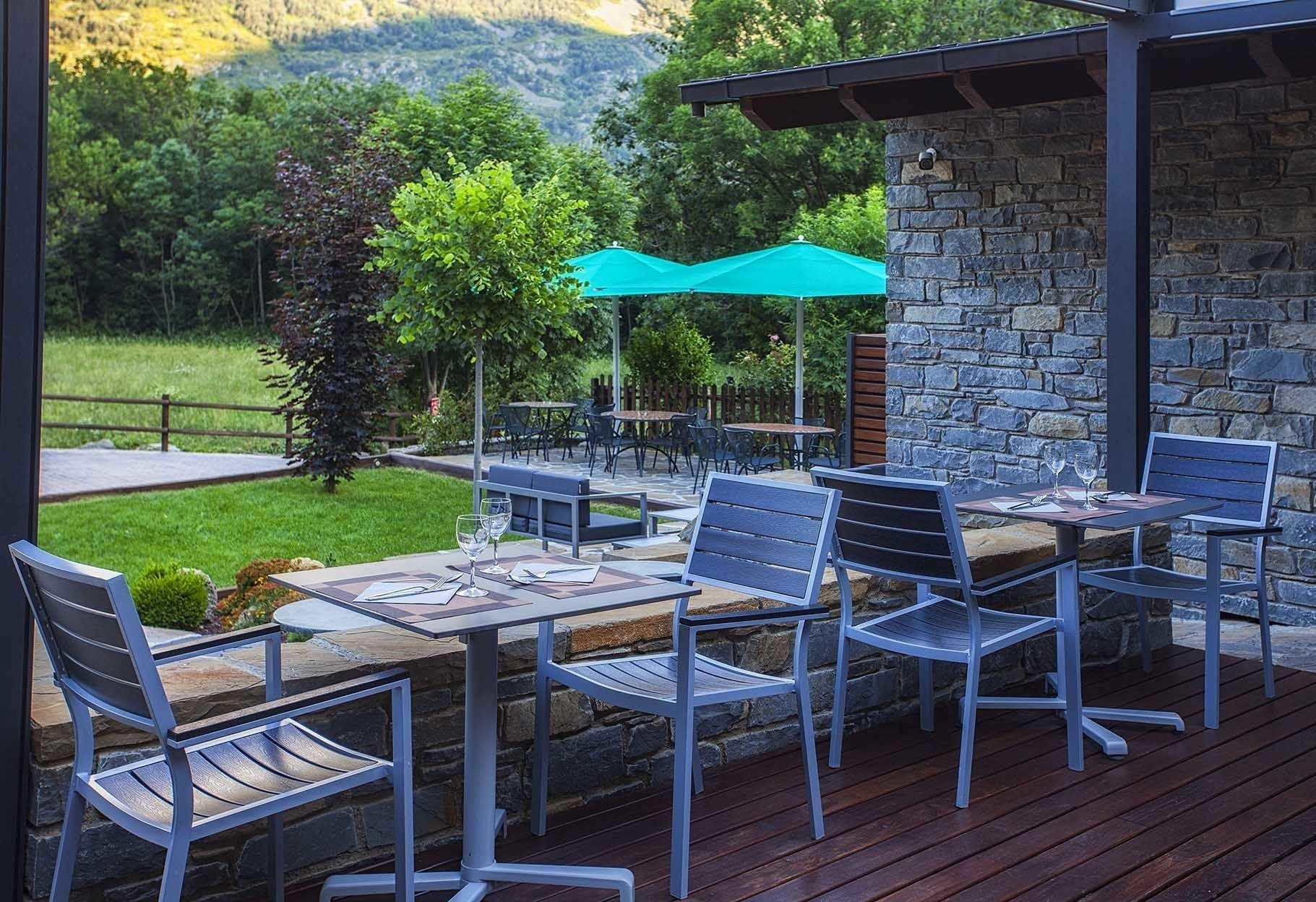 Petit déjeuner, déjeuner et dîner servis sur place, vue sur le jardin