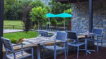 Ontbijt, serveert lunch, diner, lokale gerechten, uitzicht op de tuin