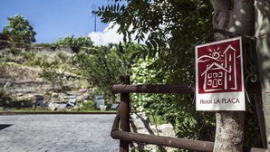 Een bordje voor Hostal La Plaça, dat een hostel aangeeft.