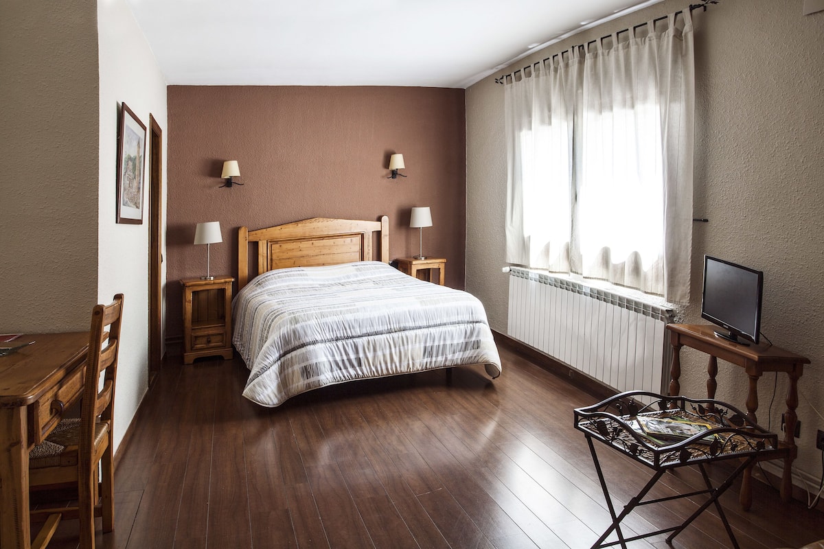 Tweepersoonskamer | 2 slaapkamers, een kluis op de kamer, een bureau
