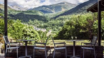 Petit déjeuner, déjeuner et dîner servis sur place, vue sur le jardin